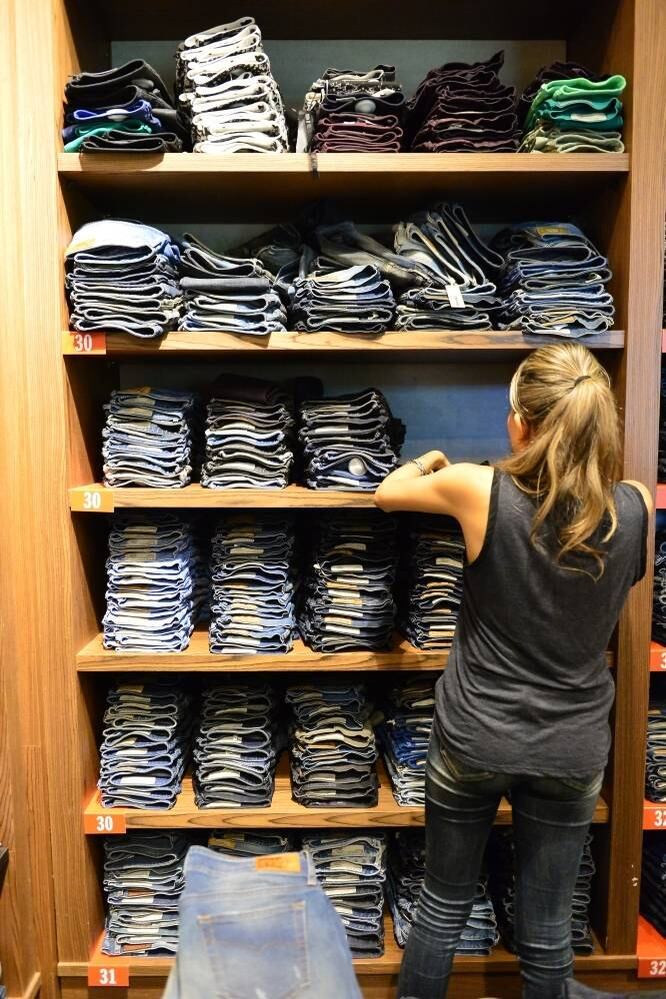 Mas são as calças jeans que atraem boa parte dos clientes para as lojas da Diesel no mundo todo. Esses produtos sempre eram mais vantajosos para quem comprava lá fora. Com a alta do dólar, pode ser interessante pesquisar no outlet