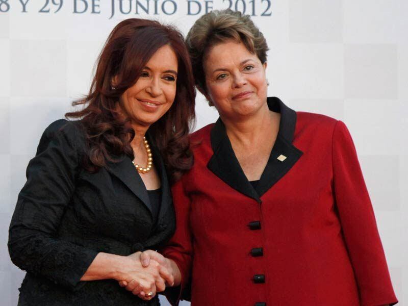 Os salários da presidente brasileira, Dilma Rousseff, e da líder argentina, Cristina Kirchner, são muito parecidos: enquanto Dilma recebe 19,8 mil, já com impostos deduzidos, Cristina ganha R$ 17,2 mil por mês, também com descontos. Elas estão entre os chefes de Estado mais bem remunerados da América Latina. Confira os salários dos presidentes da região