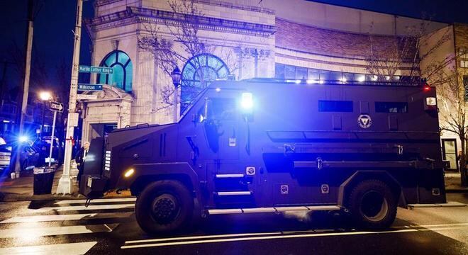 Blindado da polícia de Jersey City foi levado à área do crime