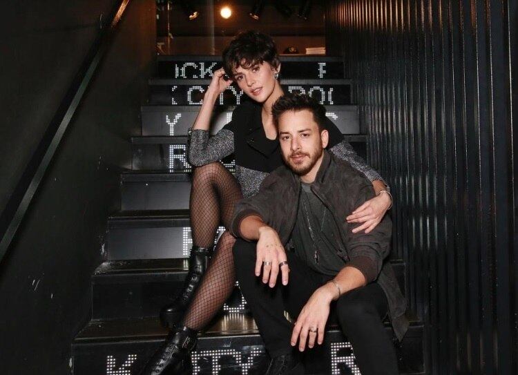 O casal estiloso posou para os fotógrafos durante a festa