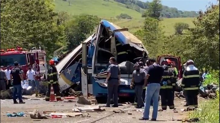 Acidente envolvendo ônibus e caminhão deixou 41 mortes em Taguaí (SP)