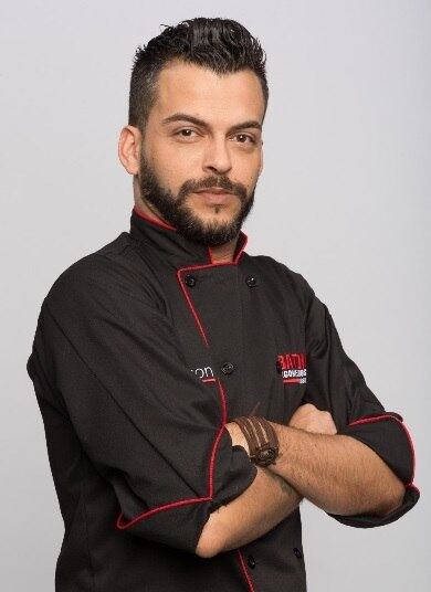 Cleverson Penna 
35 anos 
Junqueirópolis – SP
Formação: Pós-Graduação em Artes Visuais, professor de Artes
Especialidade: decoração em pasta americana e bolos especializados