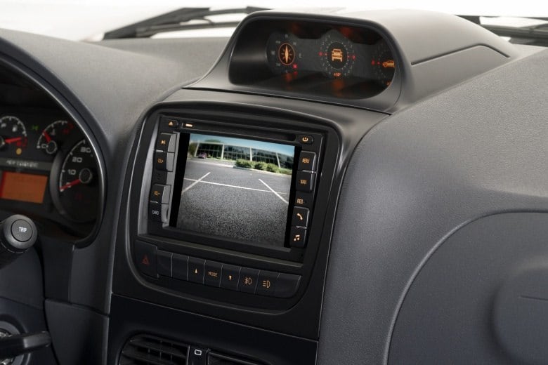 Pela primeira vez, a picape Strada passa a oferecer uma central multimídia com tela tátil no painel. O equipamento, contudo, é restrito à nova série especial Adventure Extreme, junto com a câmera de ré integrada, que auxilia o motorista em manobras. Há ainda outros recursos, como tevê digital e reprodutor de DVD