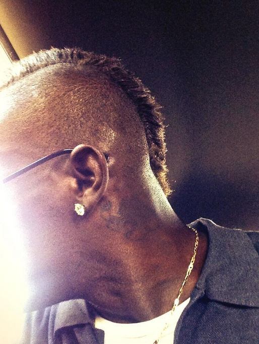 O craque do Milan mostrou recentemente seu novo corte de cabelo  

Balotelli já havia abandonado o moicano há um tempo, mas resolveu
adotar o famoso corte novamente, mas não descolorido. O cabelo penteado é
moldado por gel e deixa o jogador ainda mais estiloso
