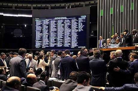 Câmara vai retomar a votação da terceirização amanhã