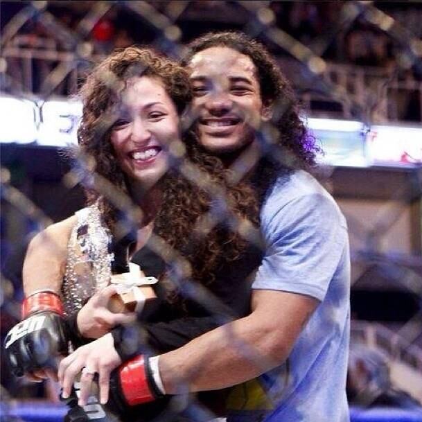 Em abril de 2013, Henderson pediu a mão de Maria Magana no octógono do UFC após anotar uma vitória dividida sobre Gilbert Melendez. Ignorando as vaias da torcida, o lutador garantiu o sim da amada e fez história ao realizar o primeiro pedido de casamento no evento


