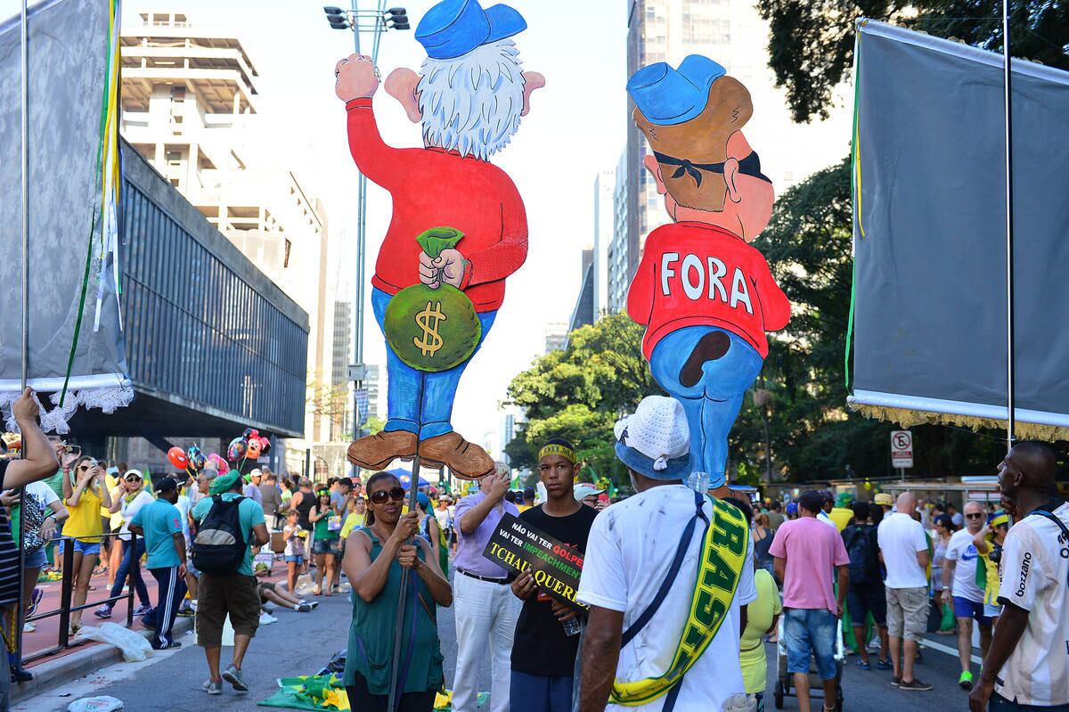Na Paulista, durante a tarde, placas, bonecos e placas anti-Dilma e Lula se espalham pela via