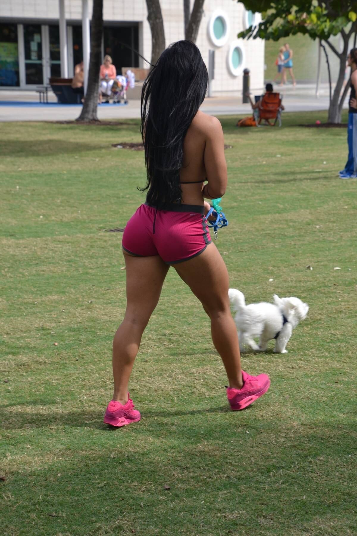De shortinho rosa, ela levou seu cachorrinho para passear 