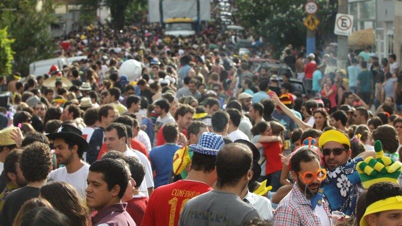 O Carnaval está chegando, e com ele o
número de relações sexuais casuais aumenta consideravelmente. Mas, se você quer curtir a folia na cama sem ter dor de cabeça ou aquela ressaca moral, o uso da camisinha é imprescindível durante o sexo e também nas preliminares. Além da gravidez indesejada, o preservativo afasta o risco de o casal contrair DSTs (doenças
sexualmente transmissíveis). Confira as mais comuns!


Texto e entrevista: Brenno Souza, estagiário do R7