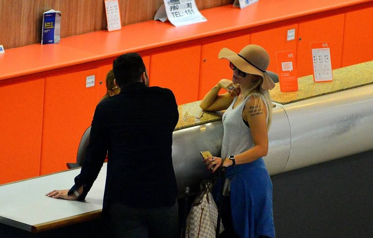 Após confusão, Antonia Fontenelle e Jonathan Costa embarcam no Rio de Janeiro