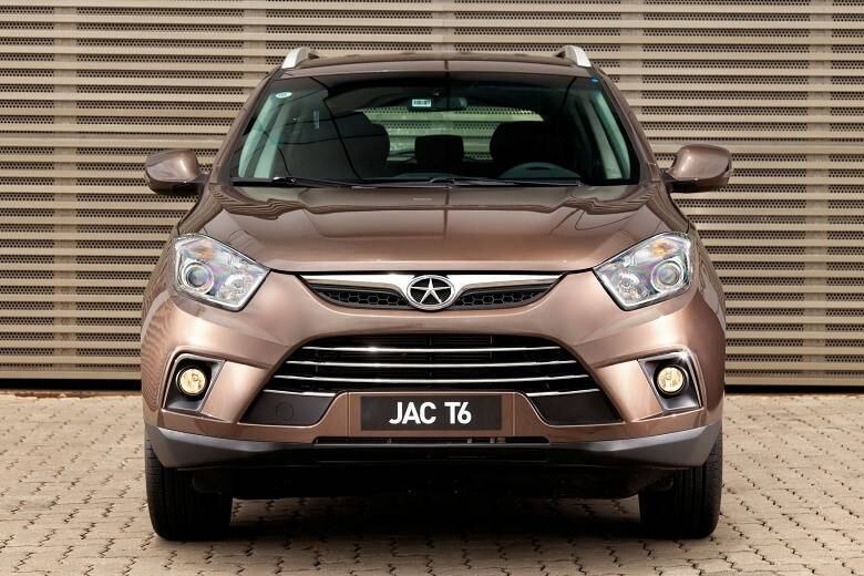 A principal aposta da JAC com o T6, porém, é o porte avantajado em relação ao preço. Na prática, o SUV chinês tem o porte de modelos maiores, como Hyundai ix35, Kia Sportage e Mitsubishi ASX, e preço de modelos compactos, como Ford EcoSport, Renault Duster e os novatos Honda HR-V, Jeep Renegade e Peugeot 2008