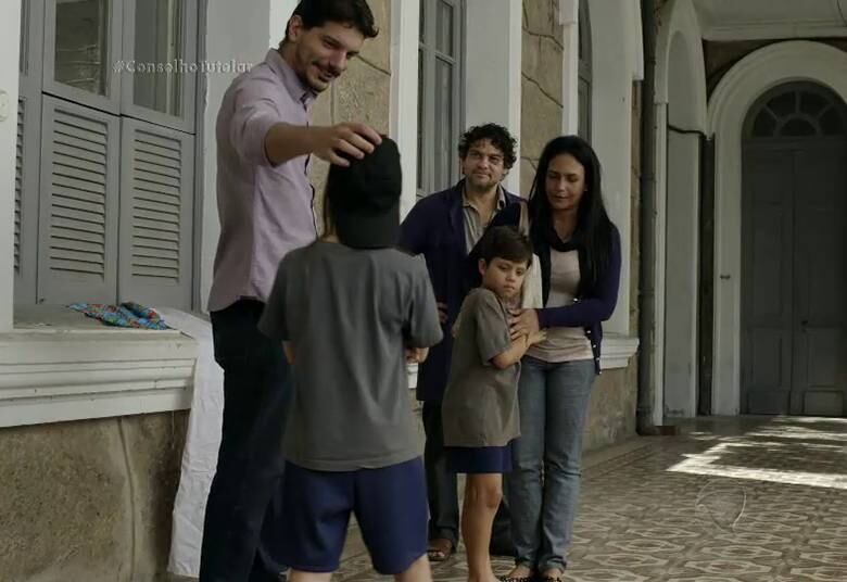 A primeira família gosta muito de Iuri, mas ficam ressabiados com Alice por conta de sua aparência bruta