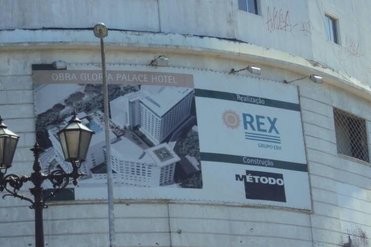 Uma placa com o nome da empresa Rex, braço imobiliário do grupo EBX, de Eike Batista, ainda é vista no hotel