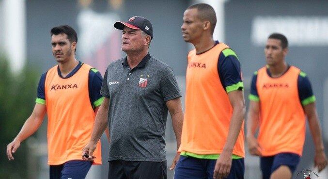 Técnico Mazola Júnior entre atletas do Ituano: equipe treinada para o duelo