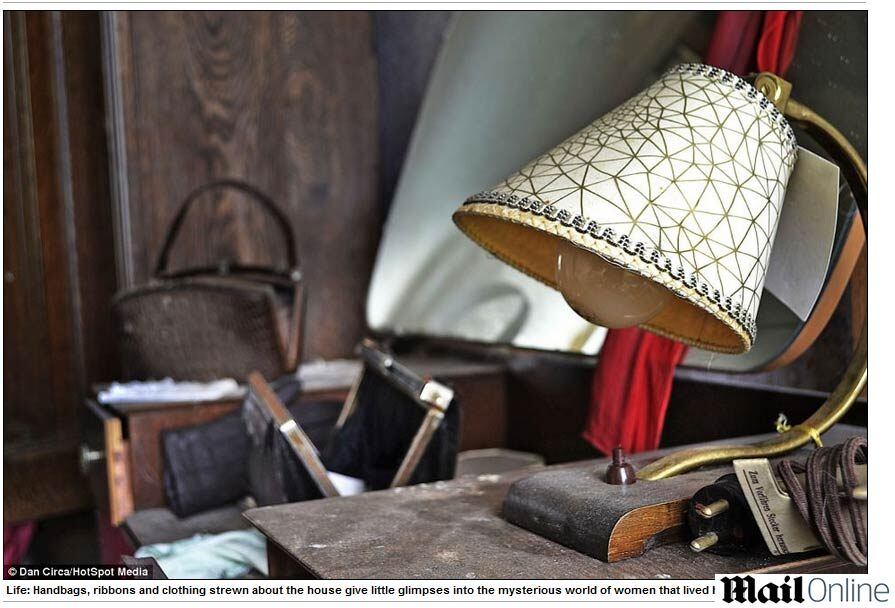 De acordo com registros oficiais, a proprietária, Ellen
Jones, morreu na década de 70, e a casa se tornou uma relíquia esquecida no
tempo