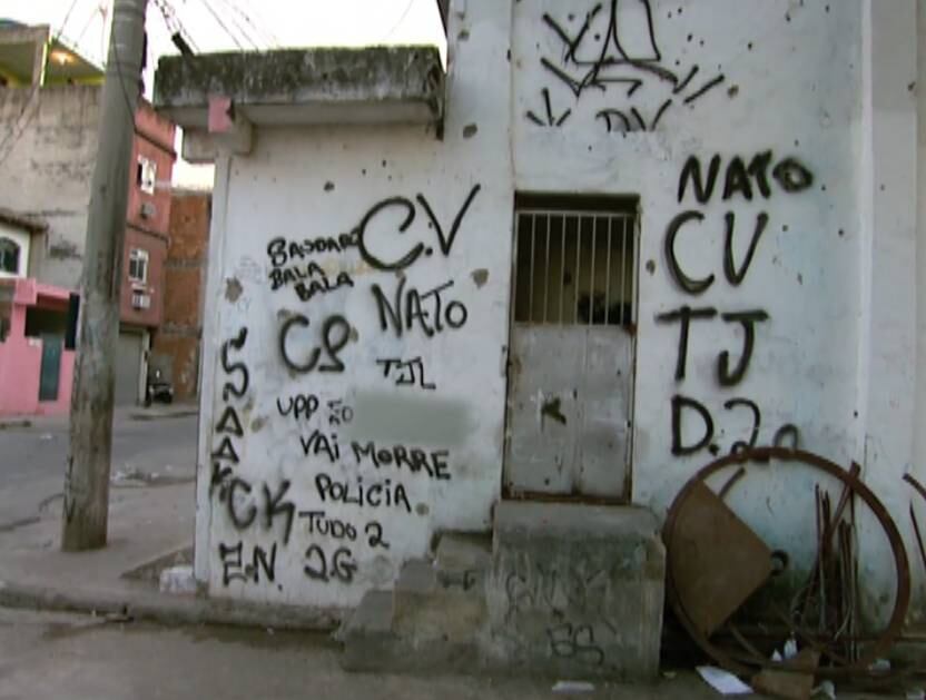 Em pichações, traficantes ameaçam os PMs da futura UPP