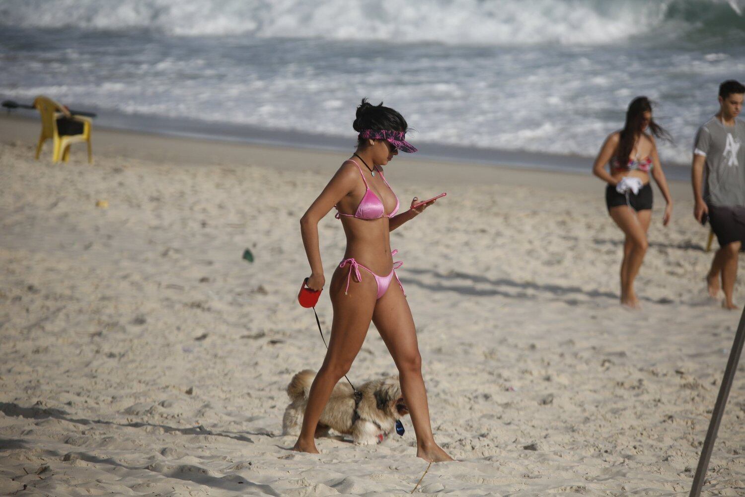 Munik mostra suas novas próteses de silicone em dia de praia no Rio
