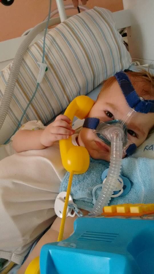 De acordo com Luma, a primeira tentativa de colocar a
criança no estudo medicamento foi feita quando o garoto estava
com oito meses de vida. A princípio, a família tentou inseri-lo nos centros de
desenvolvimento norte-americanos e espanhóis — mas descobriu que eles apenas
recrutavam portadores de AME com idade entre zero e sete meses