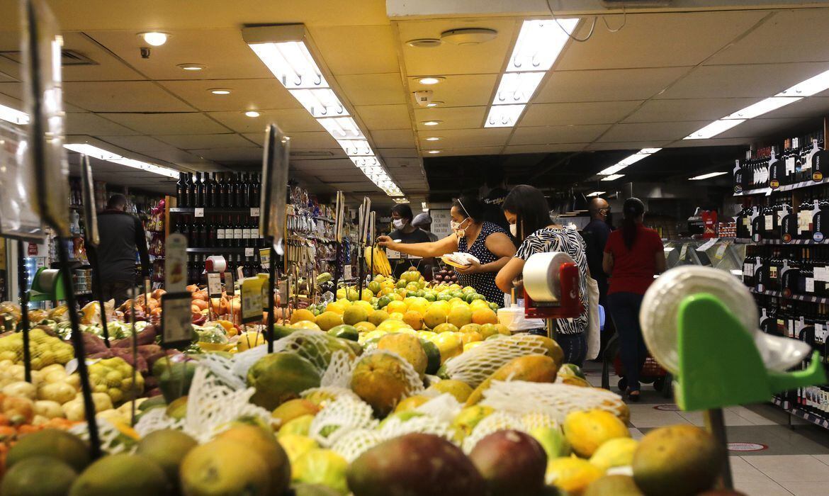 Supermercado em SP. Alimentos integram grupo que mais impactou o custo de vida
