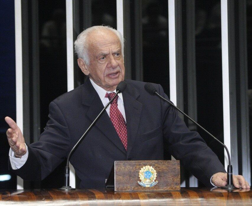 Pedro Simon e outros senadores da base do governo lamentam leilão