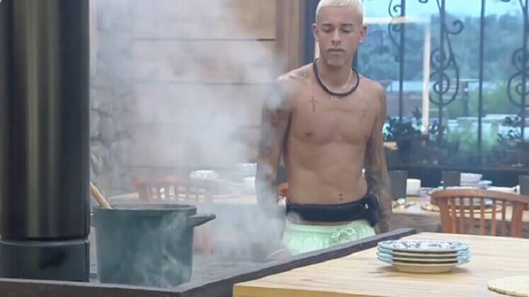 Na sede, os primeiros dias foram marcados por novidades! O fogão a lenha impressionou WL, especialmente pela quantidade de fumaça que inundou a cozinha. "Você nunca viu um fogão a lenha, não?", questionou Simioni, ao brincar com a indignação do colega.