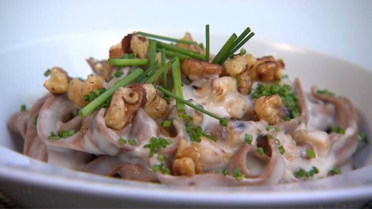 Tagliatelle ao cacau com fondutta de parmesão e nozes

  


Ingredientes
(massa)


400g de farinha de trigo


4
ovos


40g
de cacau em pó 100%  

 



Ingredientes
(fondutta de parmesão)


1
litro de leite
50g
de farinha de trigo


50g
de manteiga


200g
de queijo parmesão


Sal
e noz moscada a gosto



Modo
de preparo (massa)
Misture
todos os ingredientes. Sove bem com as mãos ou com a ajuda de uma batedeira.
Deixe a massa descansar por 30 minutos. Com um rolo ou cilindro, abra a massa, corte
as tirinhas, faça o tagliatelle e reserve.


 


Modo
de preparo (recheio)

 


Leve
a manteiga e a farinha para uma panela e deixe derreter. Cozinhe a mistura em
fogo baixo por alguns minutos, sempre mexendo. Em outra panela, aqueça o
leite e, adicione lentamente, o líquido a manteiga e a farinha. Bata a mistura com
a ajuda de um fuet, até ficar homogêneo. Em seguida, adicione o queijo parmesão,
ajuste o sal e coloque um pouco de noz moscada. Por fim, reserve a mistura.

 



Finalização



Cozinhe
a massa em água abundante com sal. Depois, a coloque em uma frigideira e adicione a fondutta de parmesão;


Adicione as nozes e tempere;

Ao final, leve a massa ao prato e decore
com ervas.


