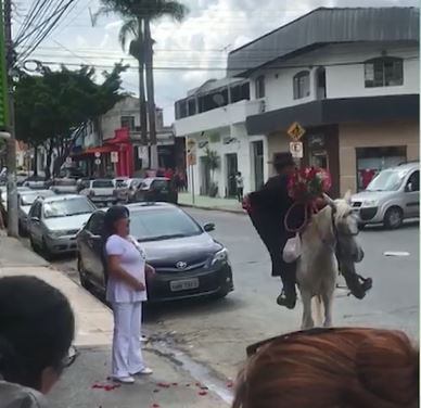 Um homem chamou a atenção de quem passava pela avenida Dr. Cristiano Guimarães, no bairro Planalto, na região Norte de Belo Horizonte. Ele estava fantasiado de 'Zorro' e montado em um cavalo. Tudo isso era para homenagear sua esposa, com quem completava 19 anos de casado. (Veja aqui o vídeo)