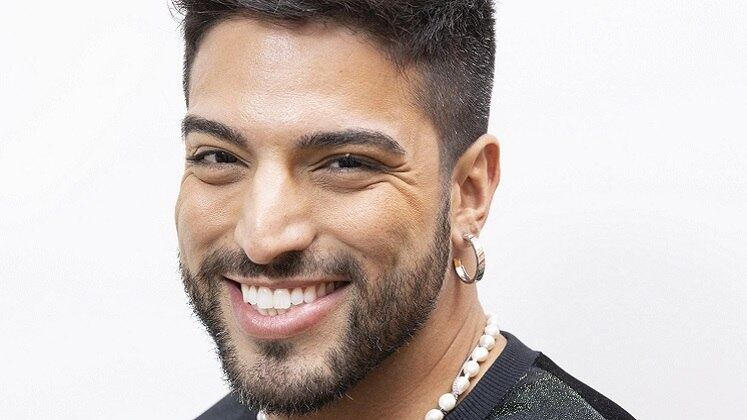 Ricardo Villardo
Embora tenha 35 anos, o ator está há quase duas décadas nos
palcos! Ricardo se apaixonou pelo teatro quando era adolescente, em uma viagem a Brasília a convite dos tios, e nunca mais parou. Apesar da paixão pela
profissão, ele chegou a ter que "pagar para trabalhar", quando a plateia
era tão pequena que não havia lucro, mas tem conquistado seu espaço e já se
apresentou em cidades como Manaus, Recife, Belém, Rio de Janeiro e São Paulo