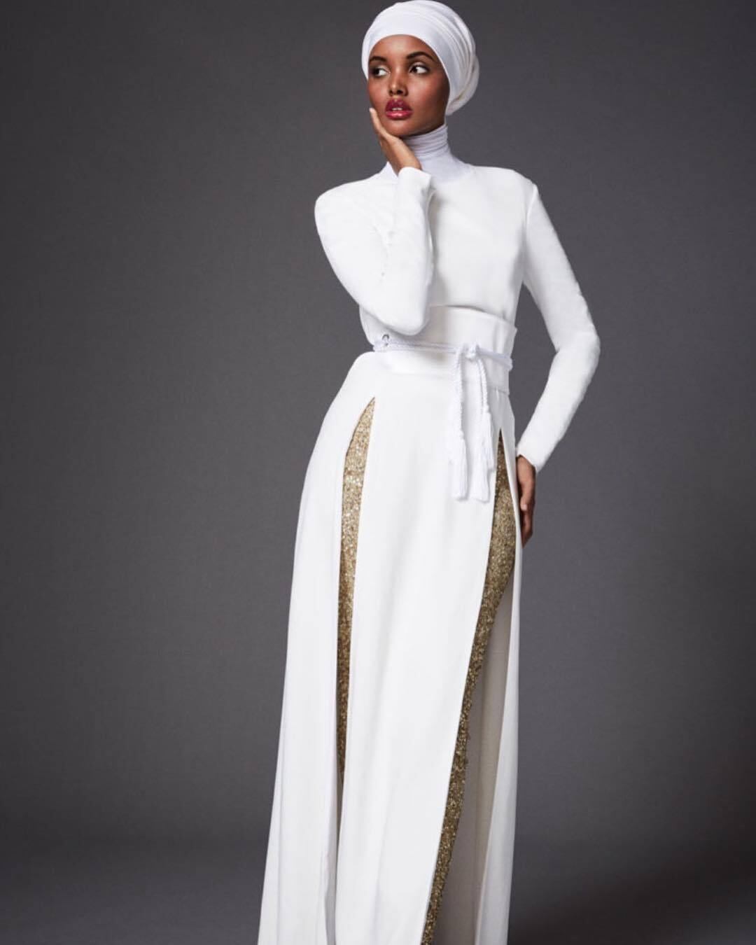 Além dos desfiles, a jovem estampou capas de revistas como Vogue, Glamour e Allure — sempre usando o hijab