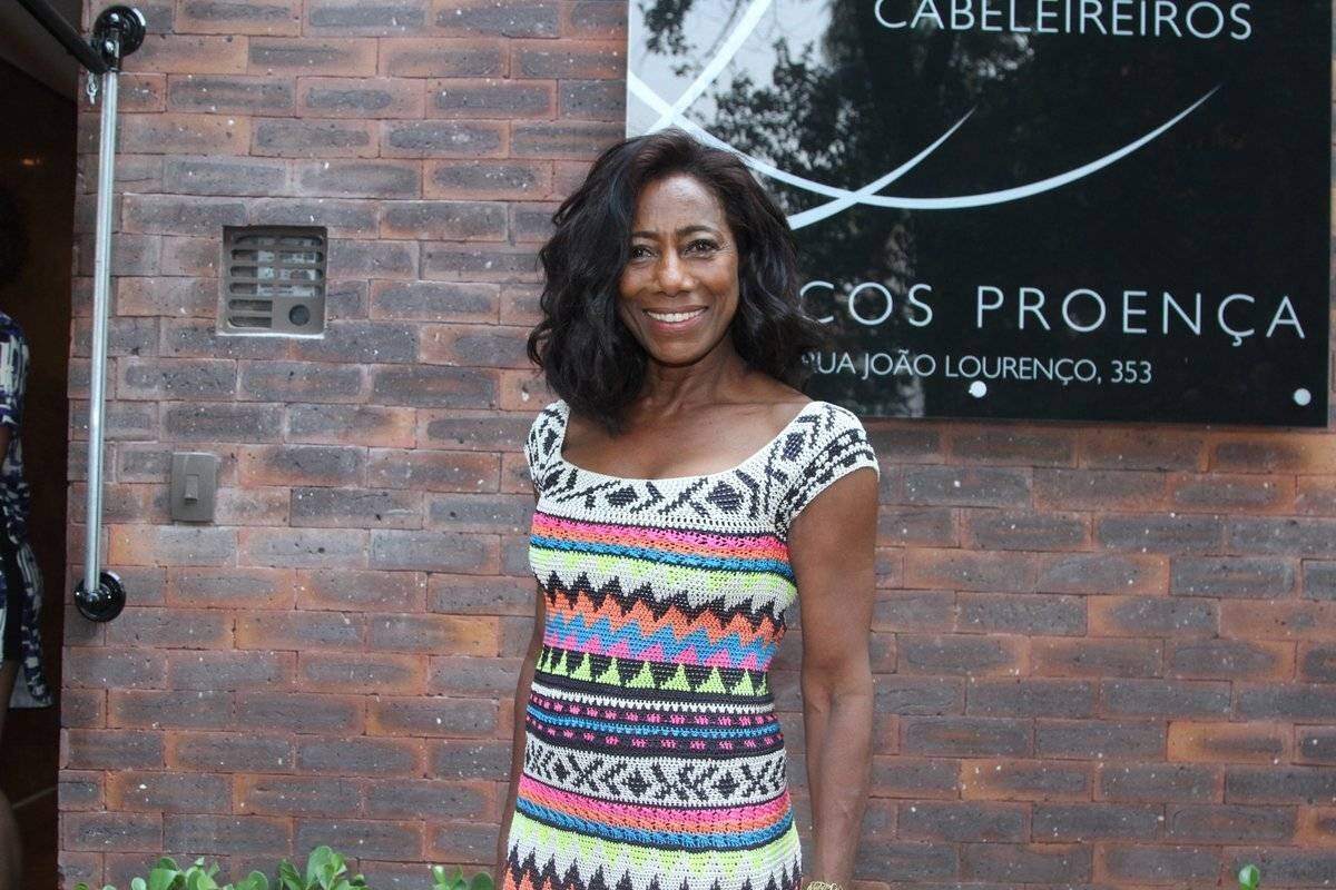 Sorridente e sempre muito simpática, Gloria Maria e tantas outras celebridades posaram para fotos