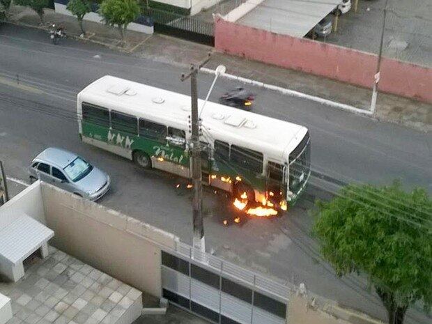 Ônibus incendiado na zona leste de Natal; ataques atingiram também prédios e bases da PM