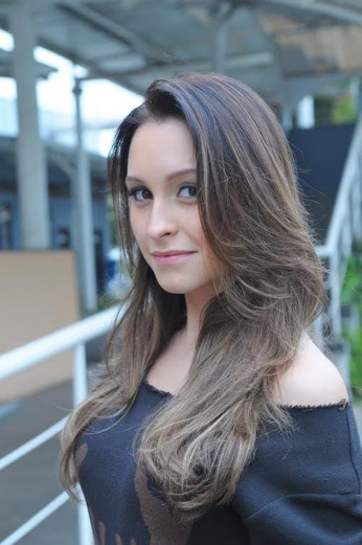 Para a atriz, Plano Alto a enriqueceu
culturalmente.

  


─ Quando soube que participaria de
uma minissérie sobre política, já comecei a me interessar mais pela história do
Brasil. Neste sentido, tive muitos ganhos, além de ter vivido situações enfrentadas por outros jovens, com a minha personagem. Aprendi bastante sobre o tema e senti
esta força de muitos brasileiros que vão às manifestações na luta por um país melhor.
Através da Lucrécia, pude ver o lado de pessoas que são fortes e, ao mesmo
tempo, têm contradições. Minha personagem era sofrida por ter sido estuprada e
este foi outro grande tema levantado


+ Assista aos melhores momentos do último episódio de Plano Alto
+ Relembre as frases mais polêmicas ditas pelos políticos da série
+ O que você achou do desfecho da minissérie Plano Alto?

