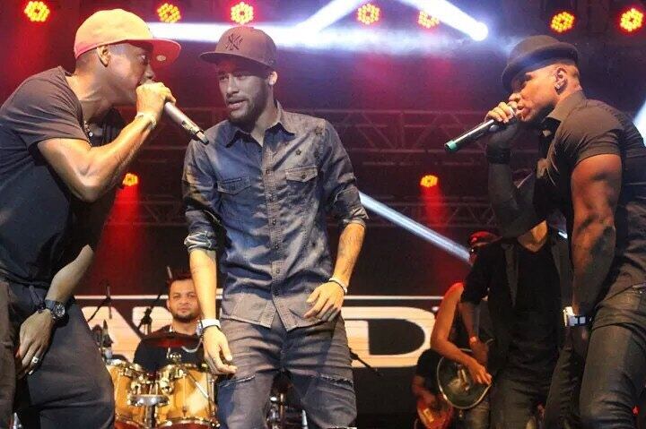 Com o fim dos compromissos profissionais, Neymar começou a maratona de baladas da sua semana maluca e embarcou para Florianópolis, em Santa Catarina
