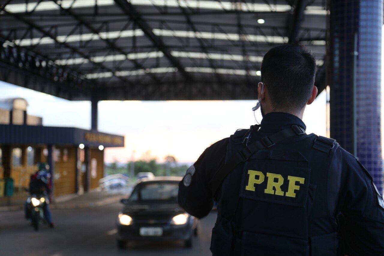 Agente da Polícia Rodoviária Federal em posto da corporação