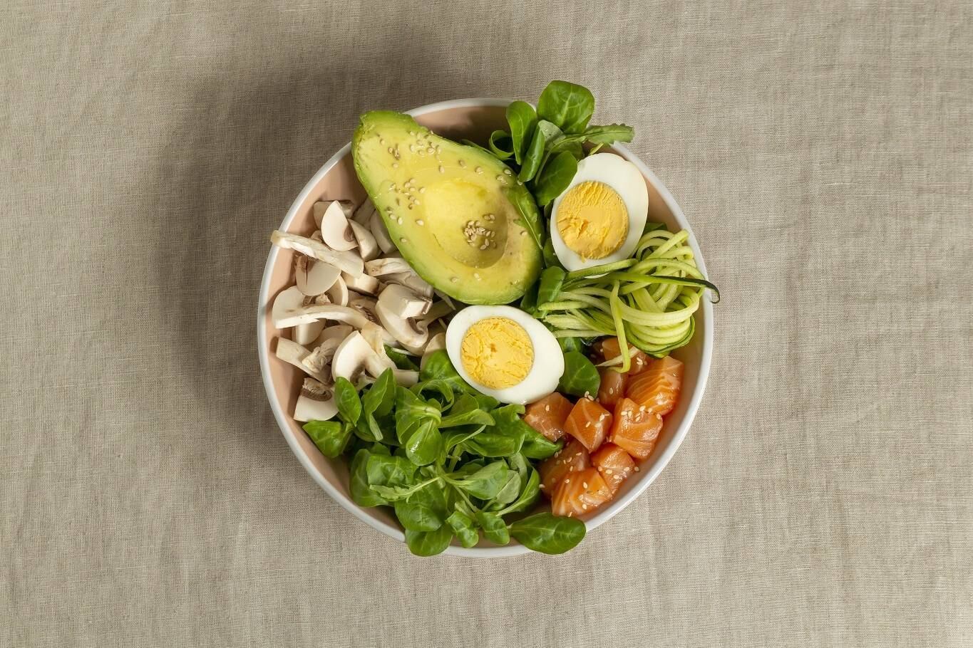 Alimentação

Cerca de 95% da serotonina são produzidos no intestino. Por isso, alimentos ricos em triptofano são excelentes aliados. Alguns deles são: peixes gordos (salmão, atum, sardinha), ovos, peito de frango, soja cozida (edamame), leite, grãos e castanhas 
