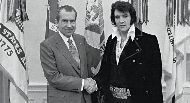 Nixon e Elvis posam para fotos na Sala Oval, dentro da Casa Branca
