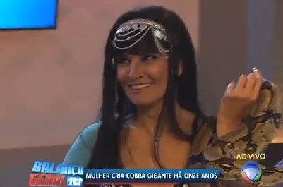 Tahira afirma que não tem medo de morar no mesmo apartamento que a jiboia. "Ela come as presas, que são os animais roedores", ressalta.