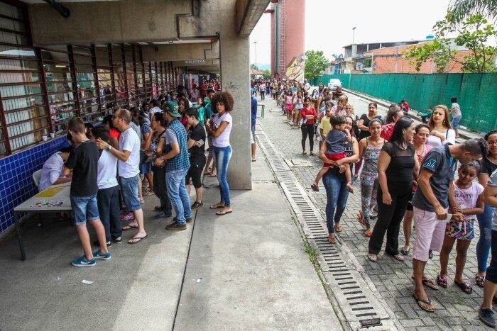 População enfrenta longas filas para se vacinar contra a febre amarela