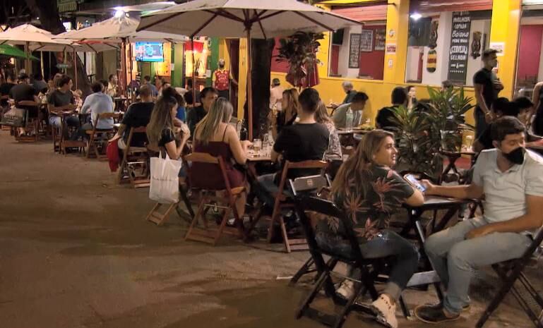 Bares ficaram cheios no primeiro dia de flexibilização