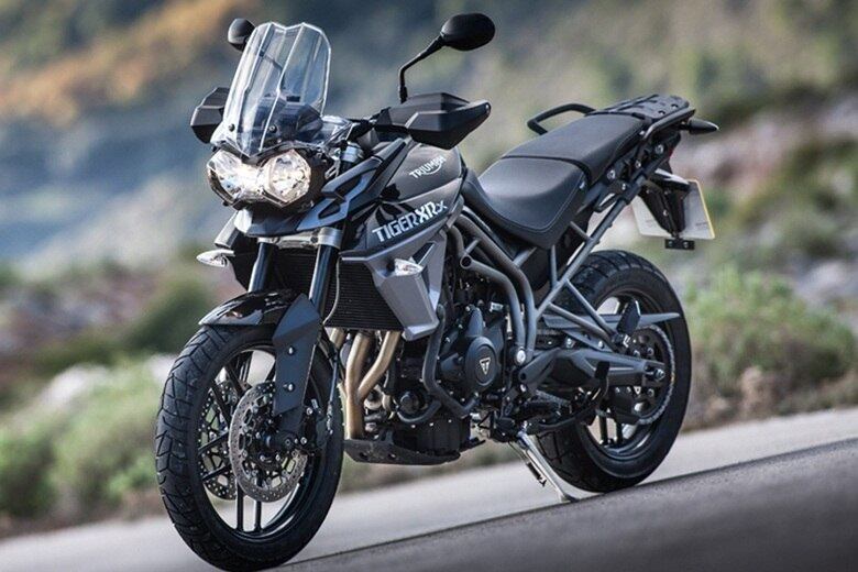 Triumph Tiger 800 XR — a Tiger agora ficou com o nome mais comprido, com a adoção do XR. Com leves retoques no visual, o modelo também ganhou controle de tração e tem até piloto automático