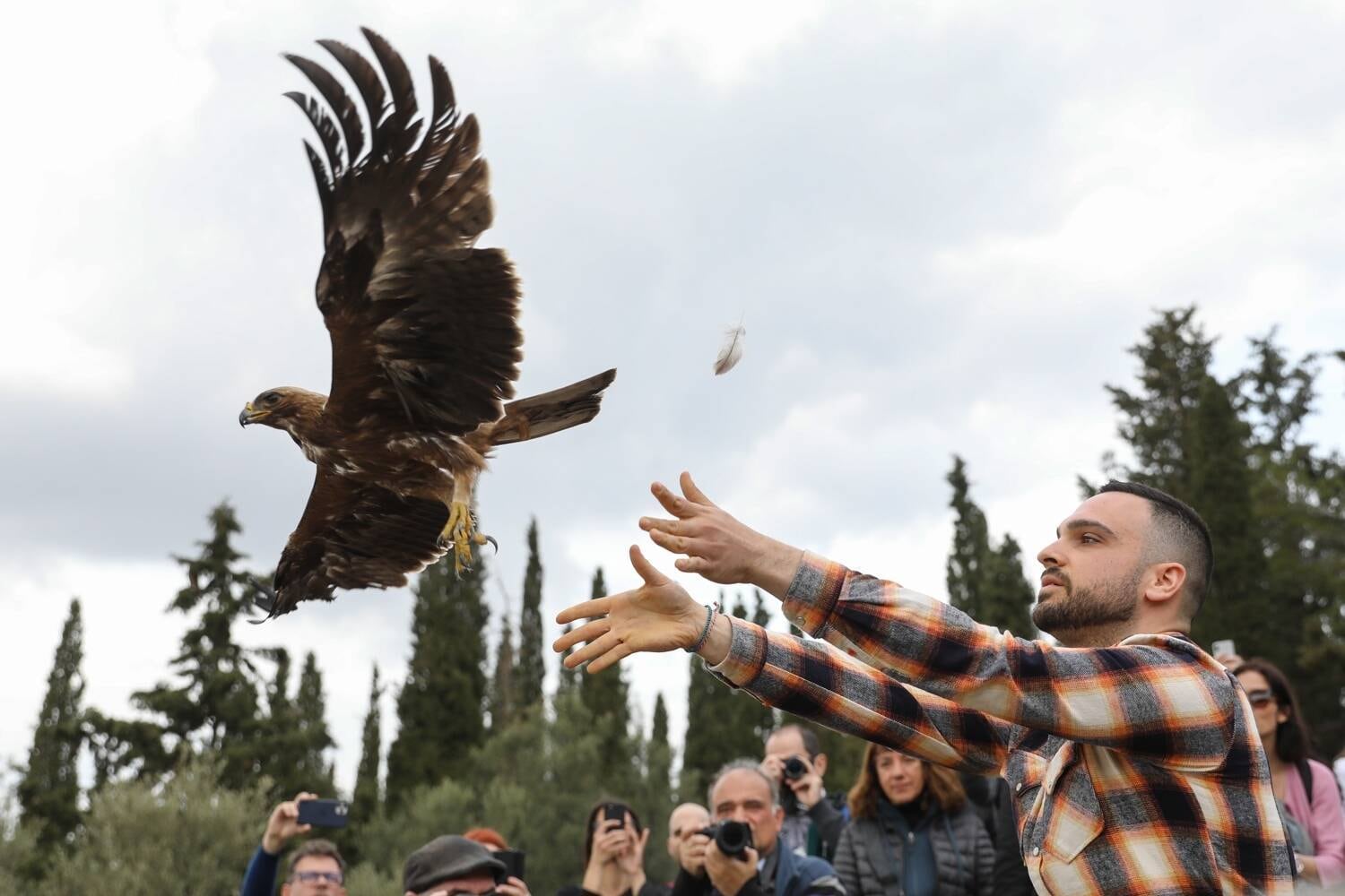 Neste sábado (8), o grupo de voluntários conseguiu devolver à natureza águias, corujas e mais pássaros selvagens. Todos os anos, cerca de 5.000 animais retornam ao meio ambiente por meio desse processo