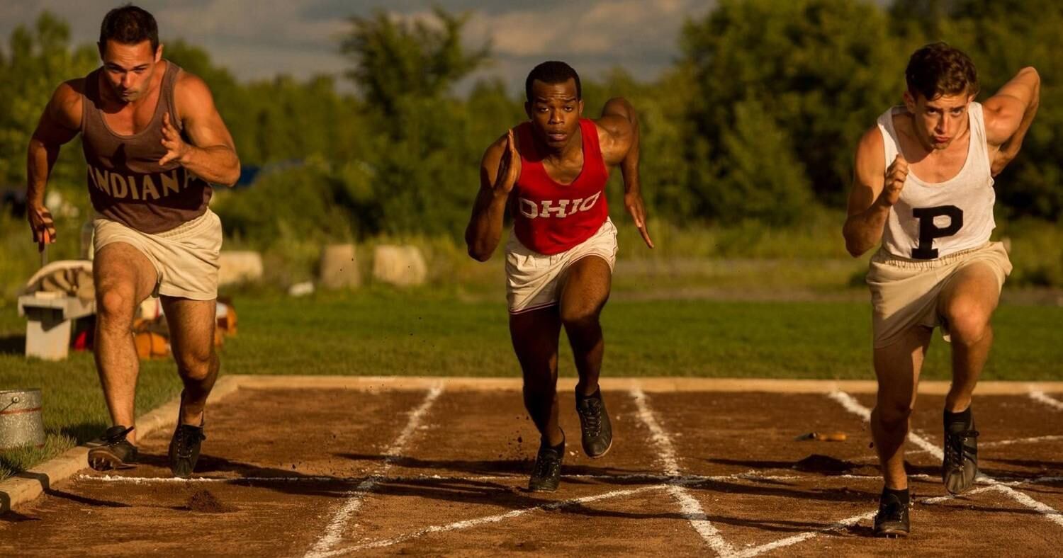 2) O filme Raça é uma obra dirigida por Stephen Hopkins em homenagem ao corredor Jesse Owens. Durante a Olimpíada de Berlim em 1936, o atleta enfrentou racismo e discriminações que o transformam no grande atleta e representante norte-americano nas disputas
