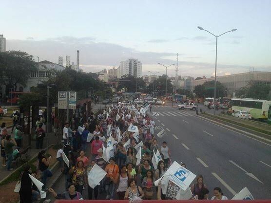 Trabalhadores marcharam pelo centro após assembleia que decidiu manter greve nesta segunda-feira (27)