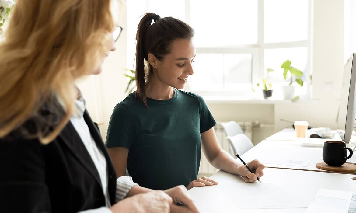 Estagiário tem direito a vale-transporte e recesso? Respondemos