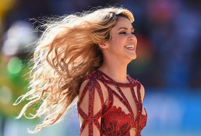 Enquanto o jogador é um dos líderes do elenco do Barcelona e da seleção espanhola, a colombiana é uma das cantoras mais famosas do mundo