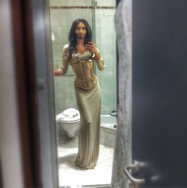 Na foto acima, o austríaco mostra a cinturinha fina capaz de deixar Rayanne Morais com invejinha por causa do tamanho