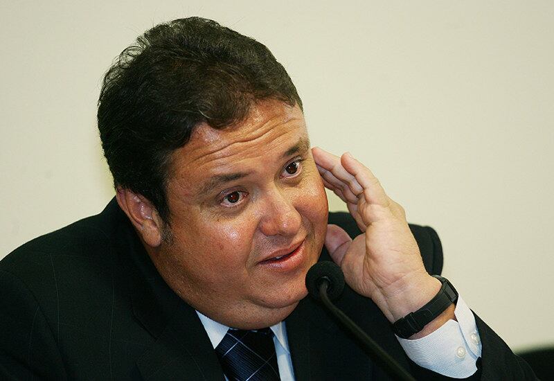 Após revisão do Supremo recentemente, João Cláudio Genu, ex-assessor do PP, foi condenado a quatro anos de prisão pelo crime de lavagem de dinheiro. O placar também teve seis ministros a favor da condenação e quatro a favor da absolvição. Por isso, com a aceitação dos infringentes, se o STF entender que que ele é inocente, ele não deveria nada à Justiça e teria a pena zerada. Genu, como Fischberg, estaria livre de qualquer punição