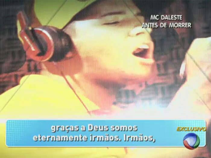

Graças a deus somos eternamente irmãos. Irmãos,



+ Aproveite e confira as matérias do programa Domingo Show

+ Já curtiu a página do Domingo Show no Facebook? É só clicar!

+ Siga o Domingo Show no Twitter e receba todas as notícias do programa
