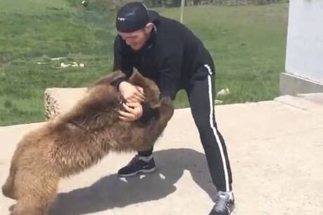 Khabib Nurmagomedov reencontra velho amigo de infância