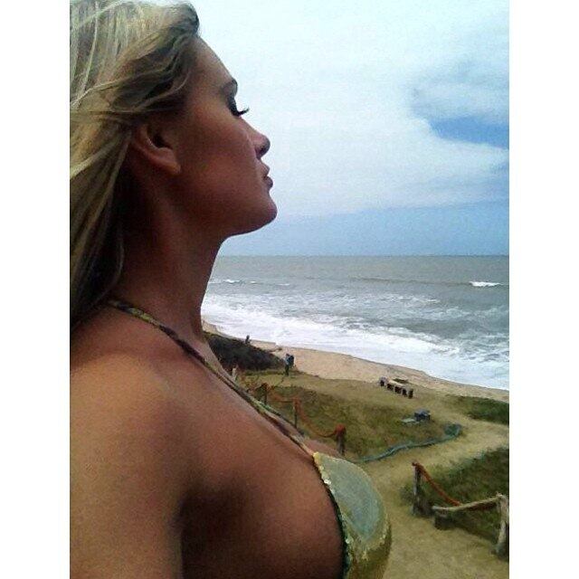 Na legenda desta outra foto, Andressa faz um agredeciemtno por tudo que tem conquistado com sua carreira.

— Agradecendo a Deus a minha vida!!! Curtindo final de feriado em SC #deusnocomando